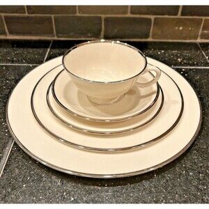 Lenox Montclair B 501 Five Piece Place Setting; Ivory with Platinum Trim
